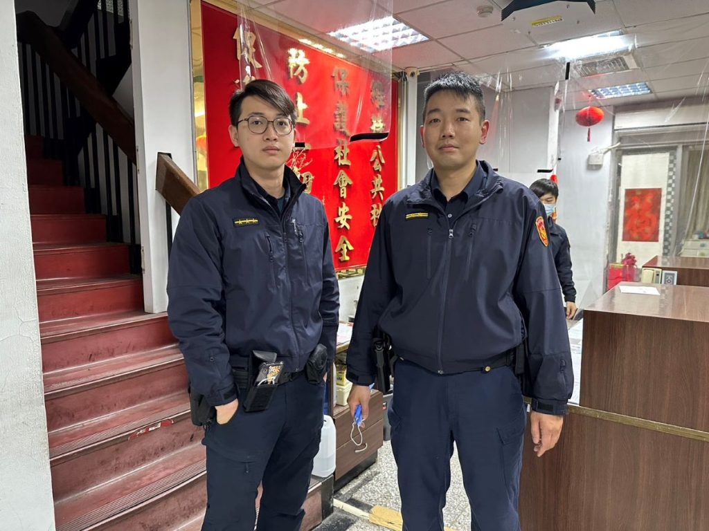 內湖派出所警員陳智韋(左)、所長陳奕安(右)及時尋獲失主。(記者林金聖翻攝)