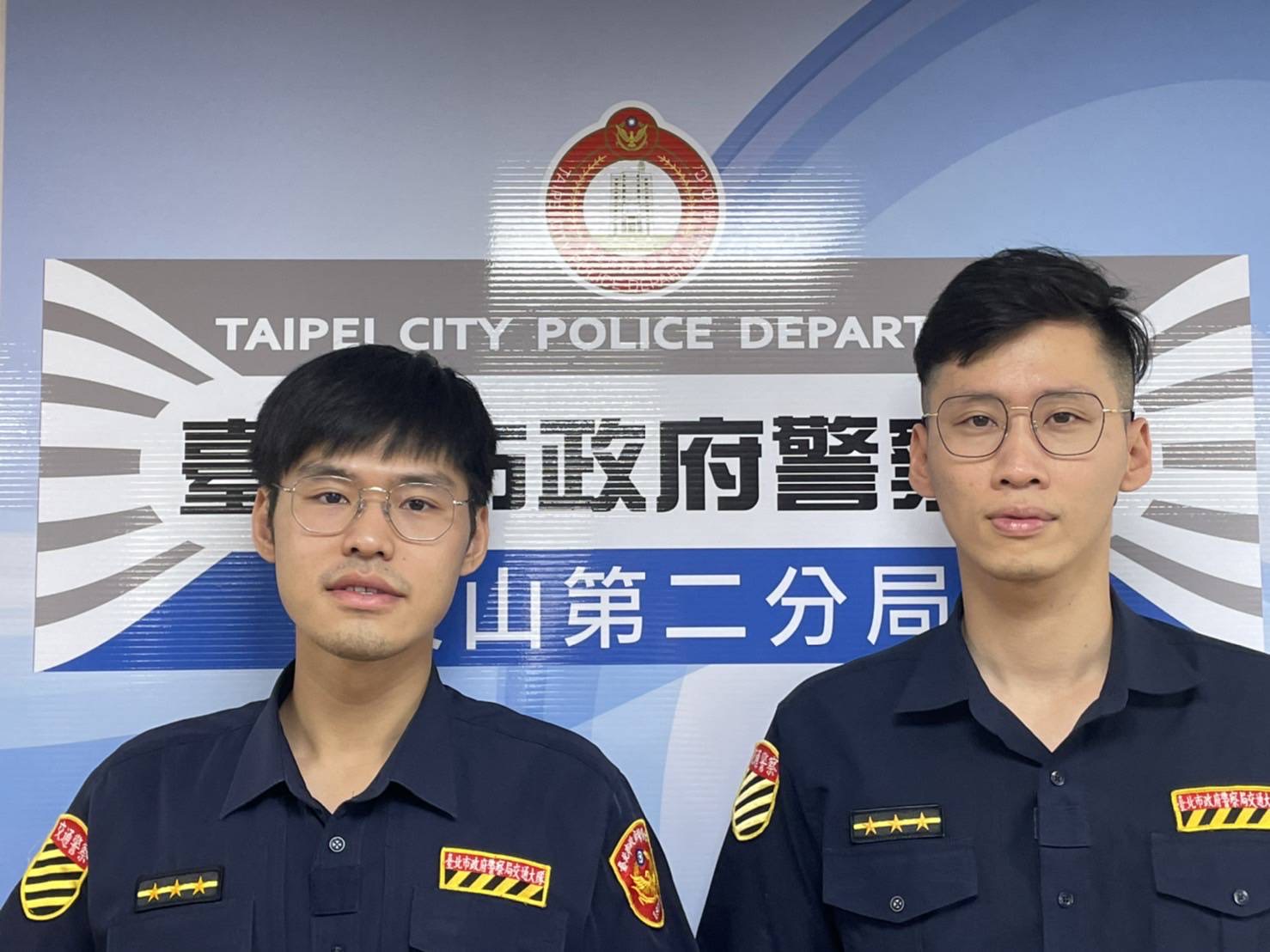 交通分隊警員許冠逸(左)、郭鴻權(右)攔查發現王男酒駕,依公共危險罪移送法辦。(記者楊國域翻攝)