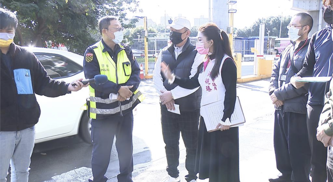 台北市議員洪婉臻接獲民眾陳情,表示萬華警方處理交通事件互踢皮球。(記者戴昱弘翻攝)