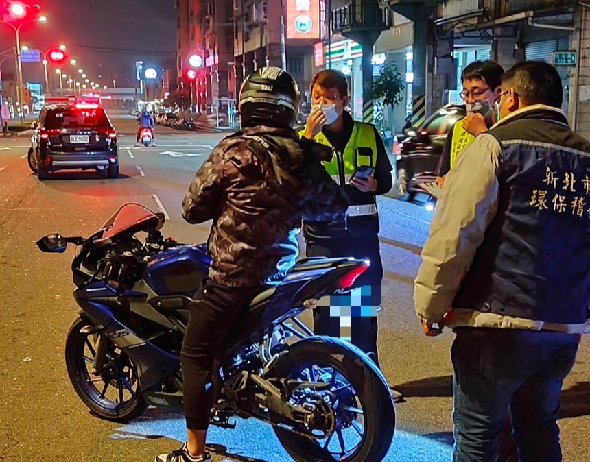 樹林警環聯合取締噪音及危駕車。(記者徐煜勝翻攝)