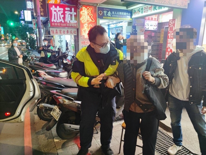 永和暖警協助老婦就醫。(記者徐煜勝翻攝)