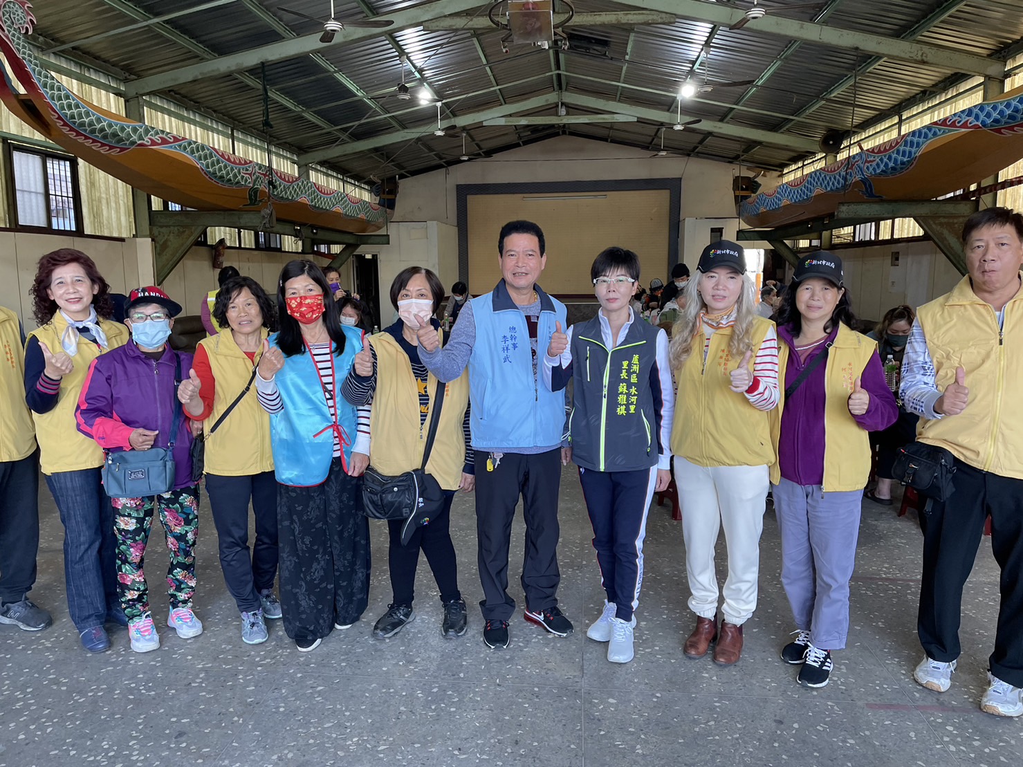 水河里里長蘇雅祺(右4)策畫推動的愛心義剪活動,里內18位鄰長幾乎全員到齊。(記者朱珈瑩攝)