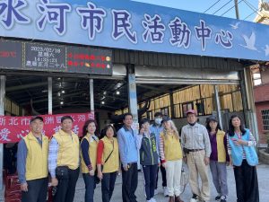 蘇雅祺(左6)表示,籌辦這項愛心義剪活動是屬於為里內里民服務的不定期活動。(記者朱珈瑩攝)