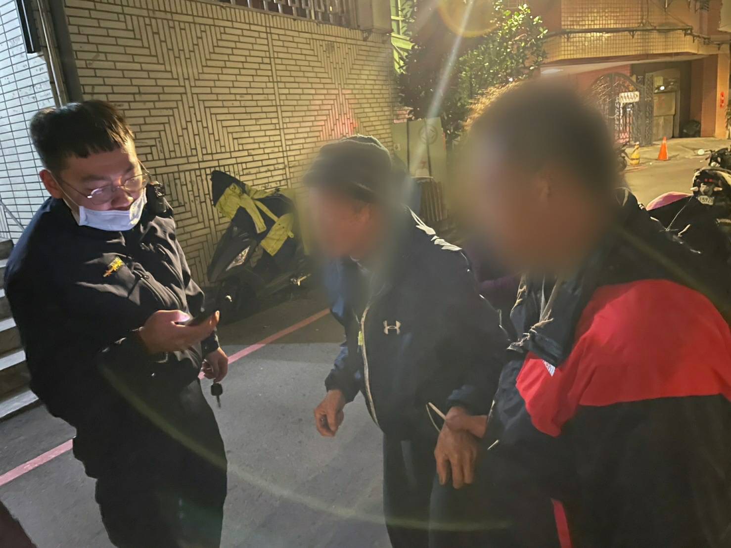 中和警協助長者順利返家。(記者徐煜勝翻攝)