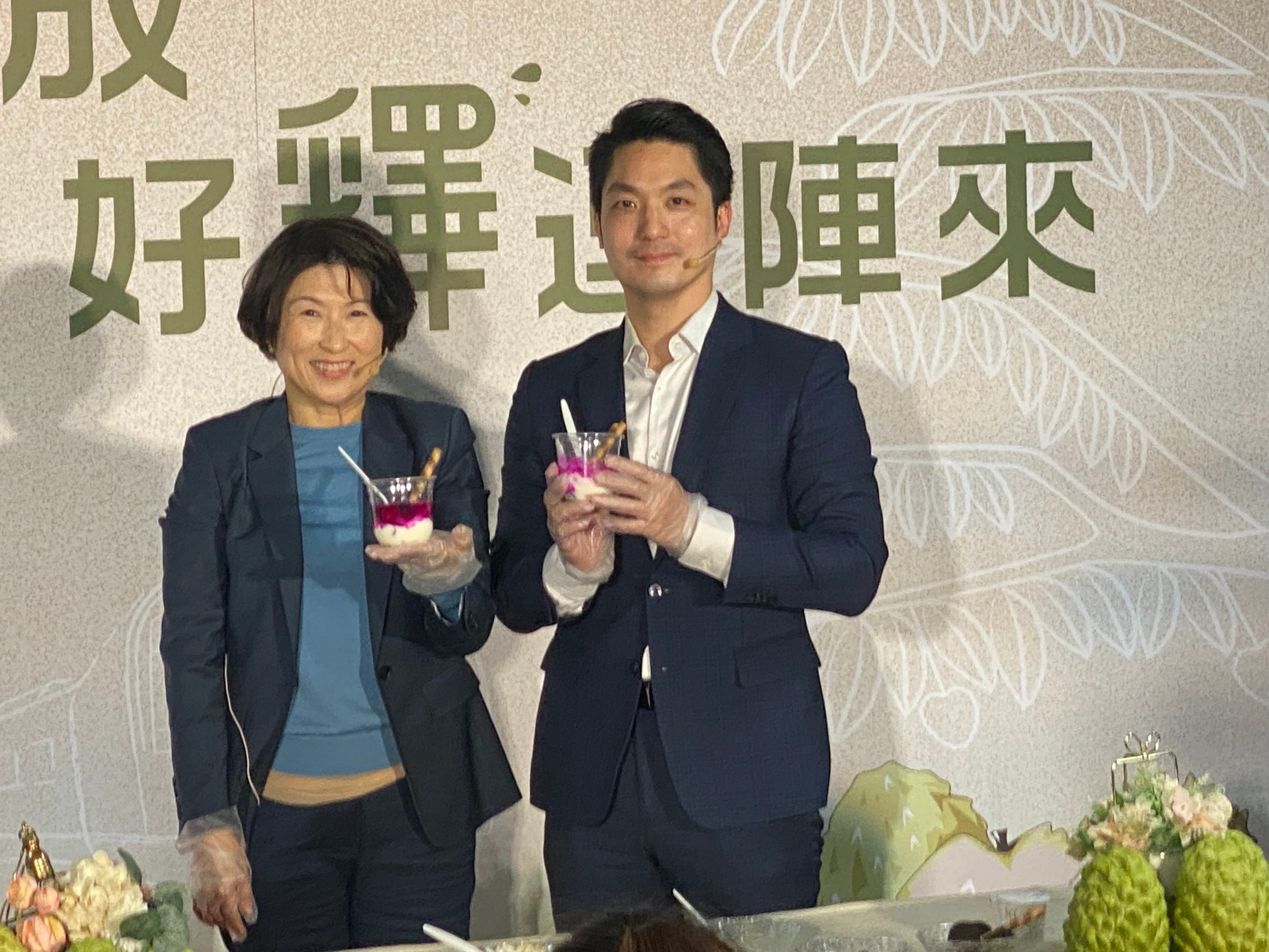 蔣萬安 饒慶鈴 攜手推廣鳳梨釋迦!
