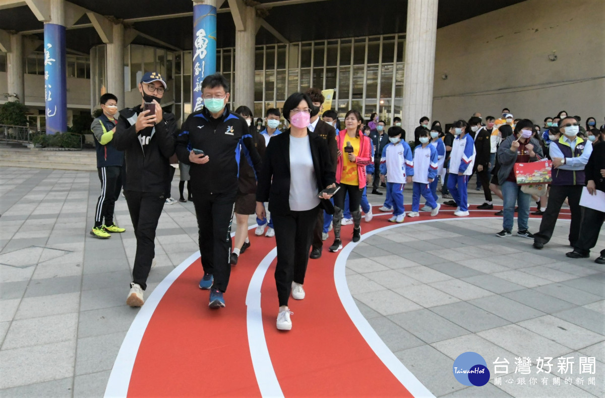 彰化縣推廣來彰化玩三鐵運動，跑3公里免費喝咖啡，還有機會抽大獎。圖／記者鄧富珍攝