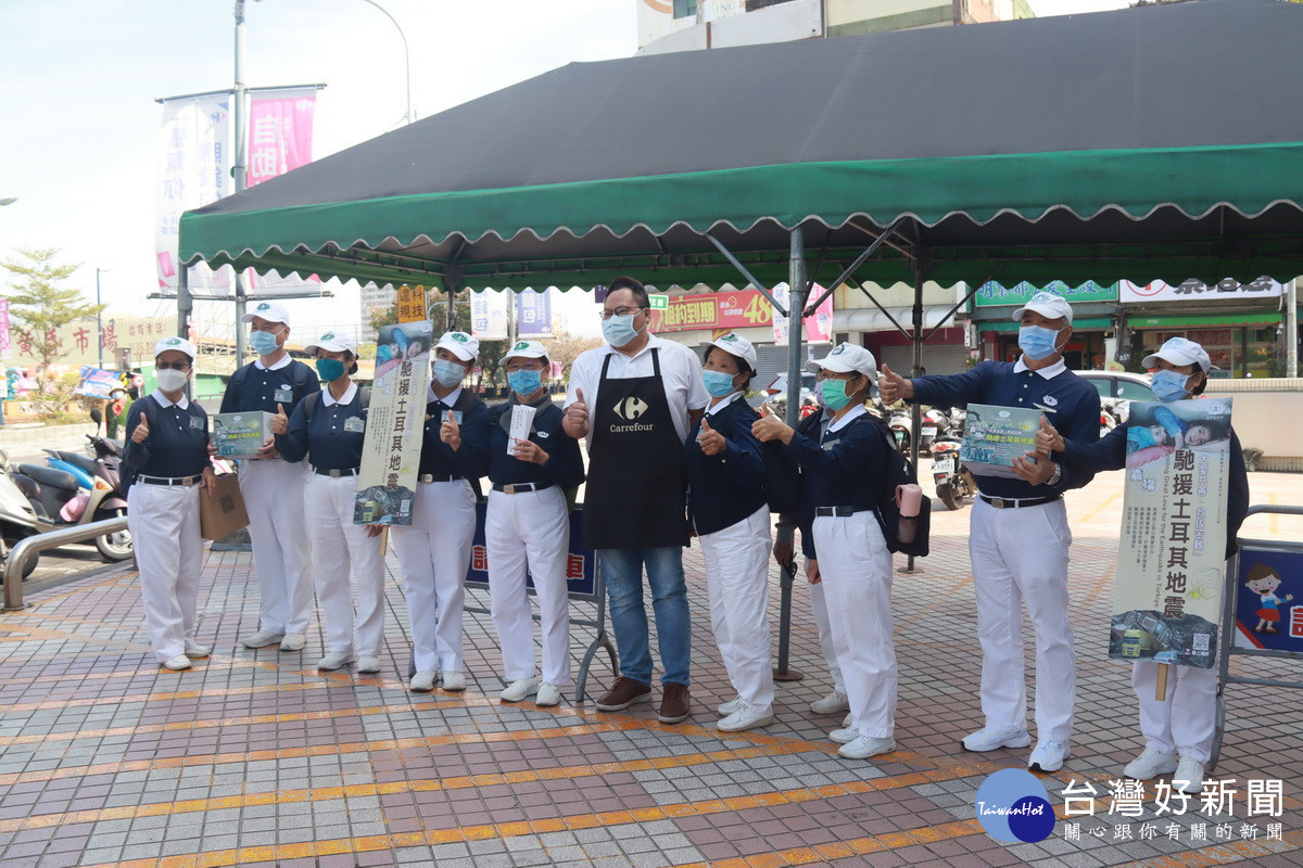 家樂福南投店特地搭帳蓬讓大家方便募款。(記者扶小萍攝)