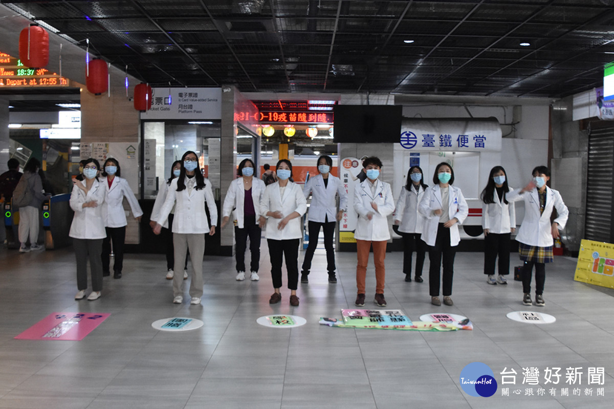 彰化縣營養師公會齊聚人來人往的彰化火車站大跳「我的餐盤舞」，散發出健康活力氣息。圖／化營養師公會提供