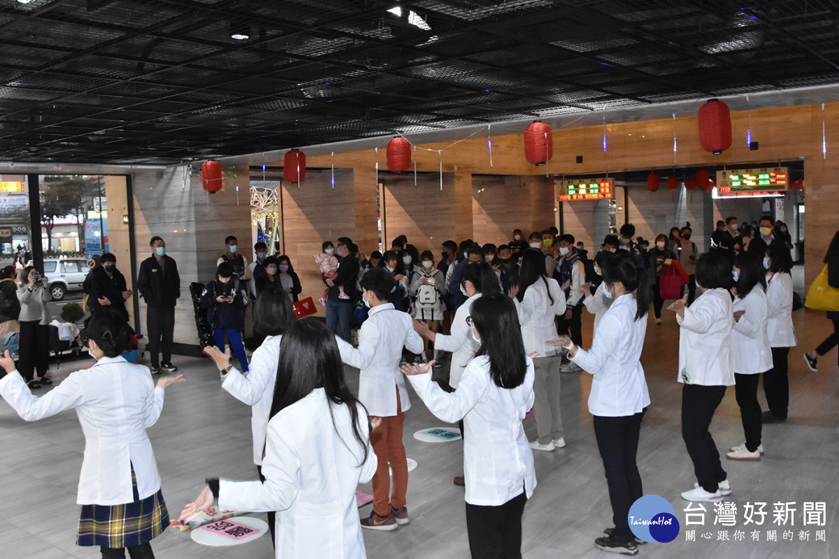 彰化縣營養師公會跳「我的餐盤舞」,營養師使出渾身解數,吸引往來車站的民眾駐足觀賞圖。/彰化營養師公會提供