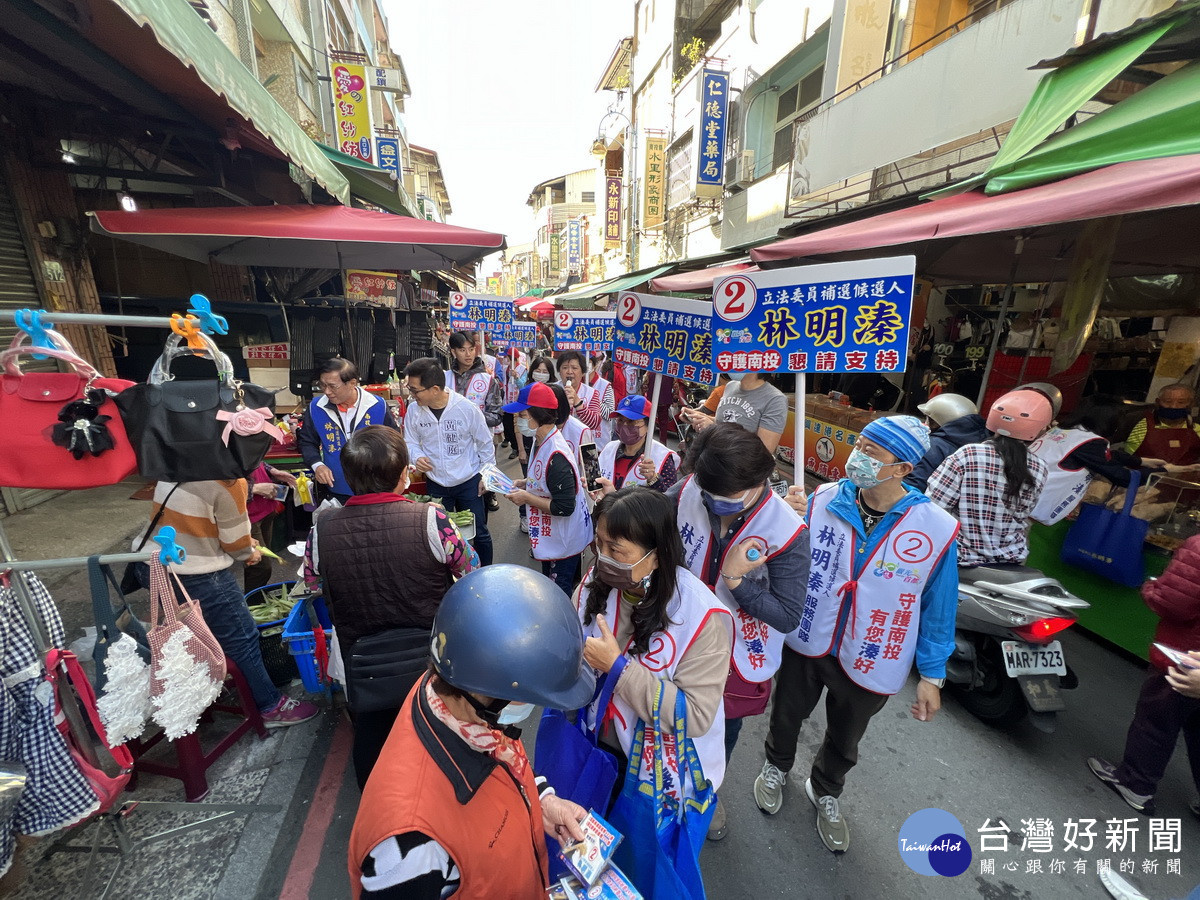 青年團走訪市場爭取支持林明溱。(林明溱競總提供)
