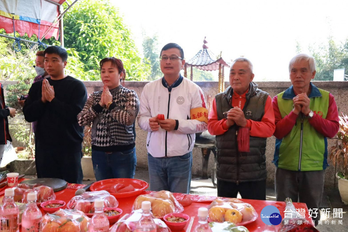 客家事務局林昭賢局長(中)帶領新任正副爐主向伯公祈求來年順利。