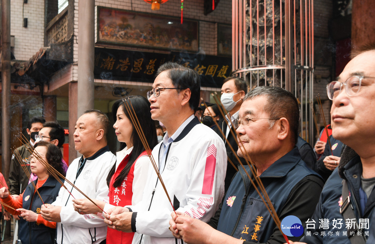 張市長至桃園蓮華寺參香祈福。