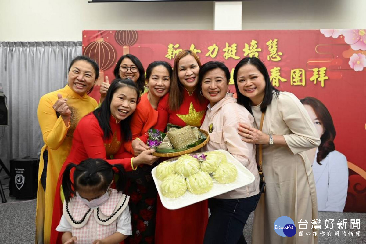 準備越南的粽子與包子祝福蔡培慧高票當選。