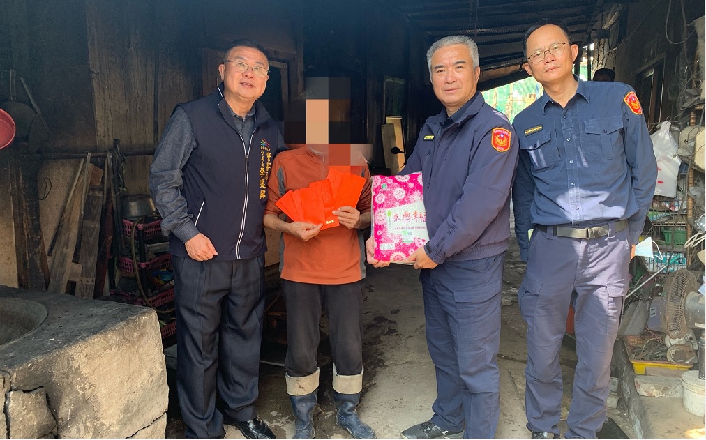 ▲ 中警第四分局長李建興帶隊探視拾荒燒柴獨居廖姓老嫗 (圖/台中市警察局 提供)