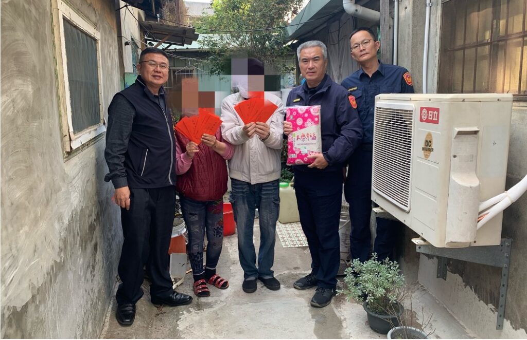 ▲ 中警第四分局長李建興帶隊探視撫養幼孫的罹癌張姓阿公 (圖/台中市警察局 提供)