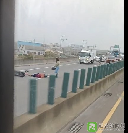 台61線西濱快速道路南向136公里事故 機車騎士躺路中