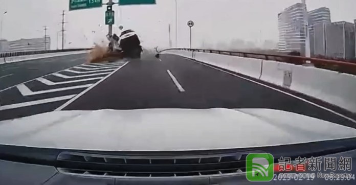 上海金科路匝道自小客高速猛撞防撞水箱 車毀人亡