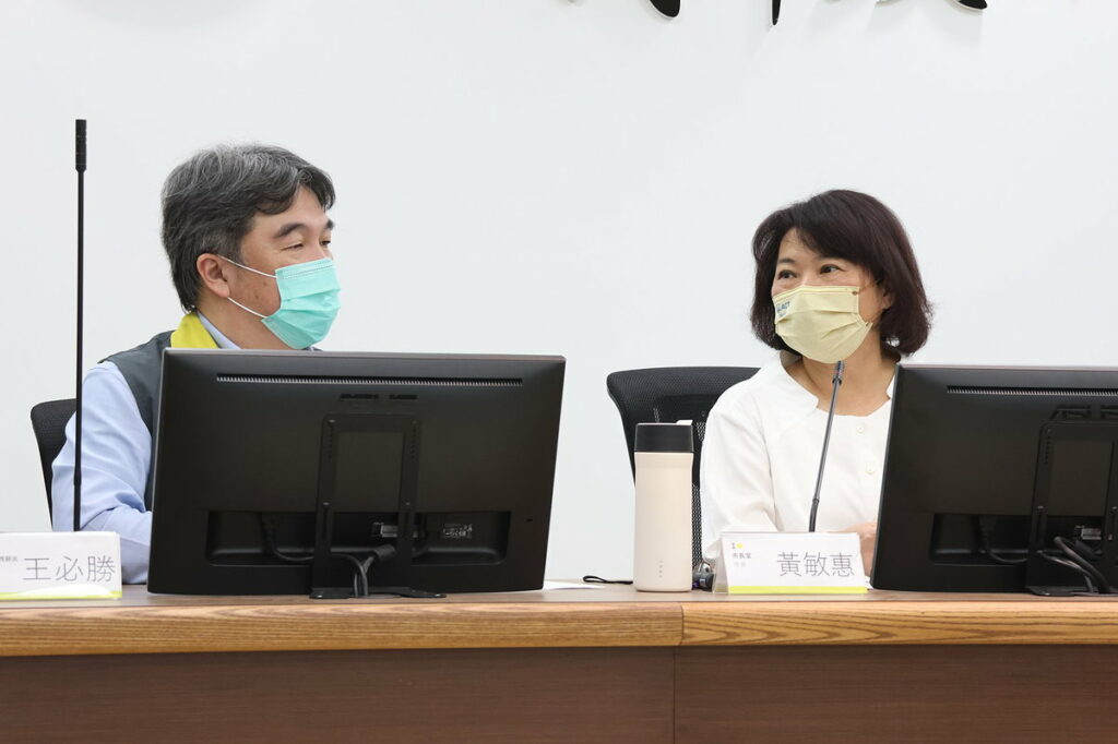 黃敏惠市長和王必勝指揮官(左)