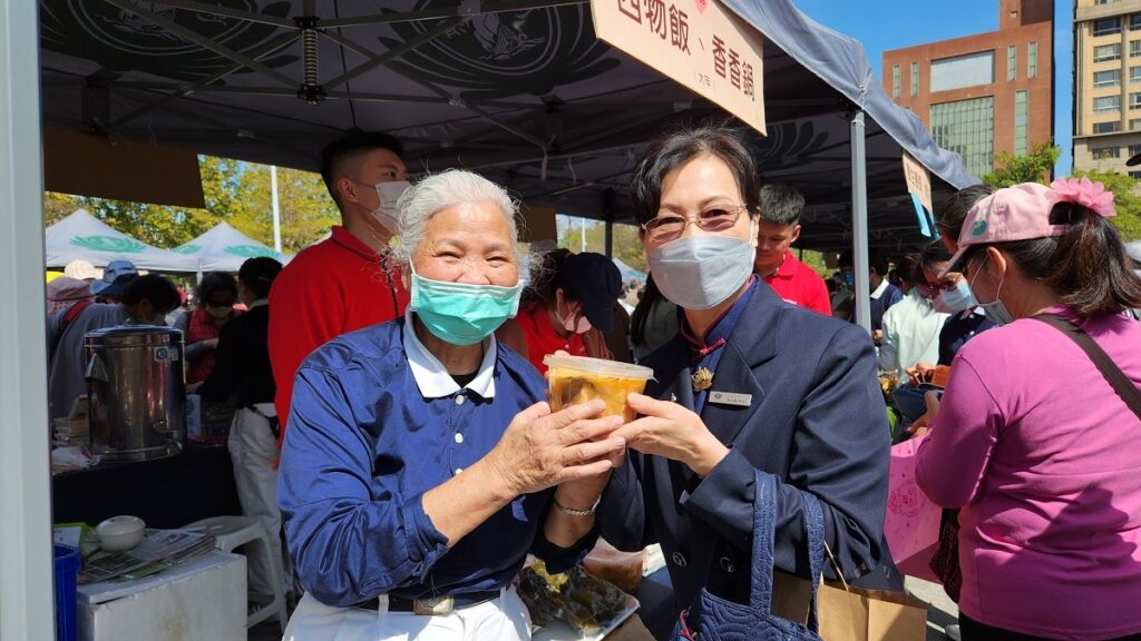 慈濟志工林秀鳳親手做香香鍋義賣。（圖/陳惠玲攝影）