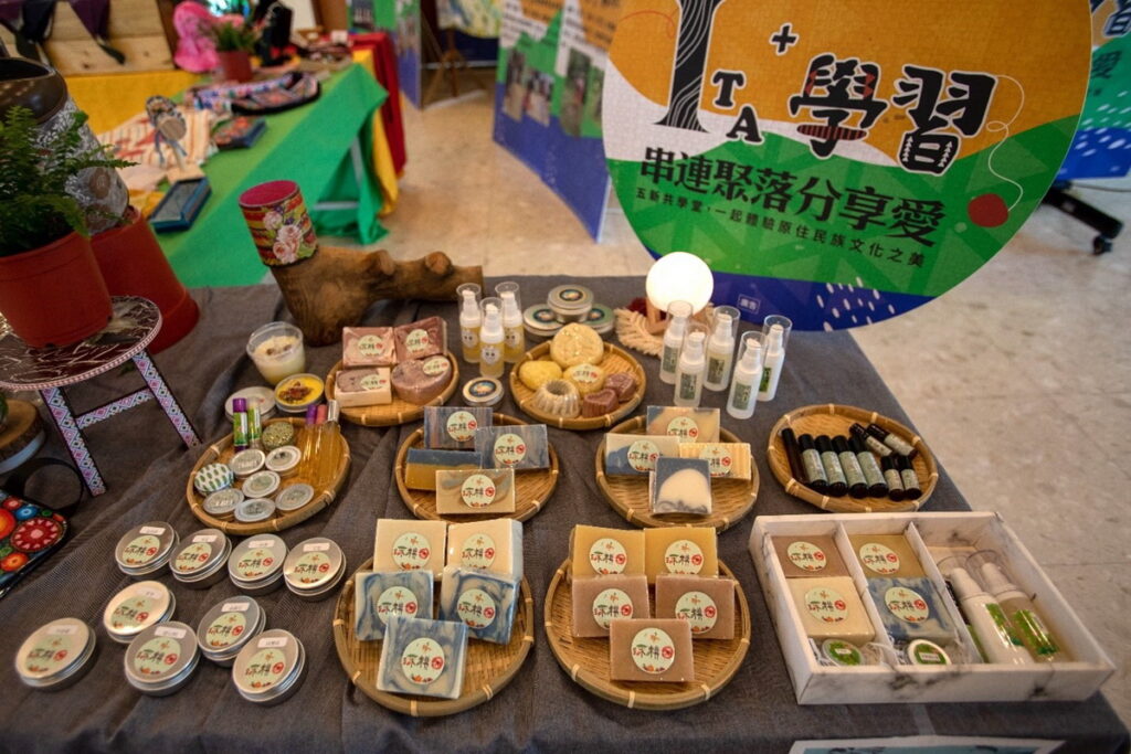 ▲110年度成果於各場次陳列展示各班學員精心製作之課堂作品。 (圖/新北市政府原民局提供)