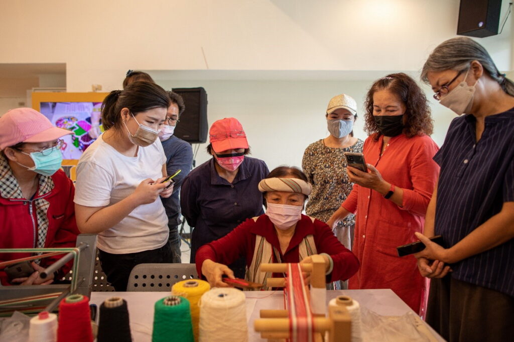 ▲110年度行動成果展邀集部大講師辦理體驗型課程。(圖/新北市政府原民局提供)