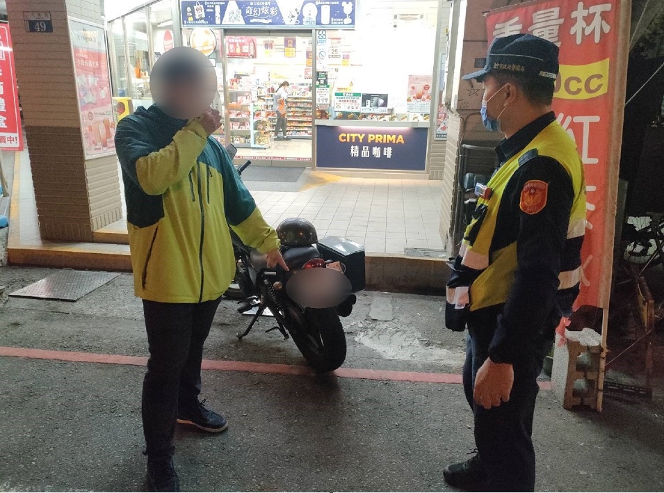 ▲ 父子信誓旦旦機車在自宅遭竊,員警卻在附近超商門口尋獲 (圖/台中市警察局 提供)