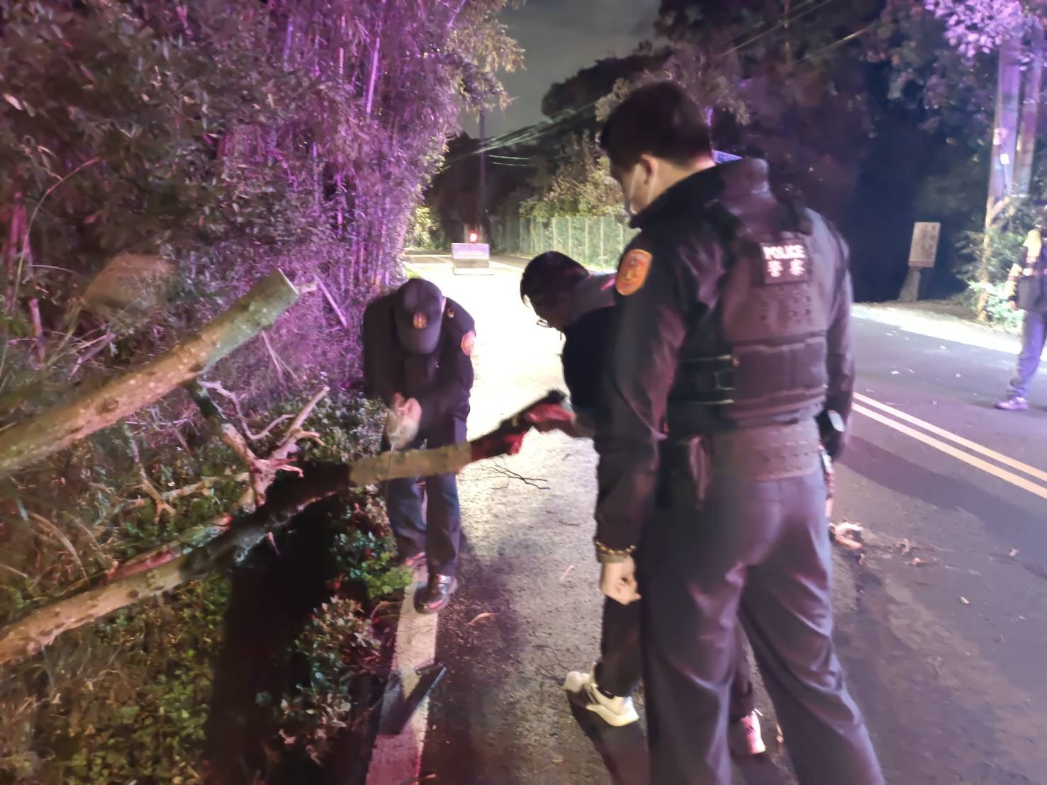 蘆竹分局員警獲報速至現場排除障礙。(記者宋紹誠翻攝)
