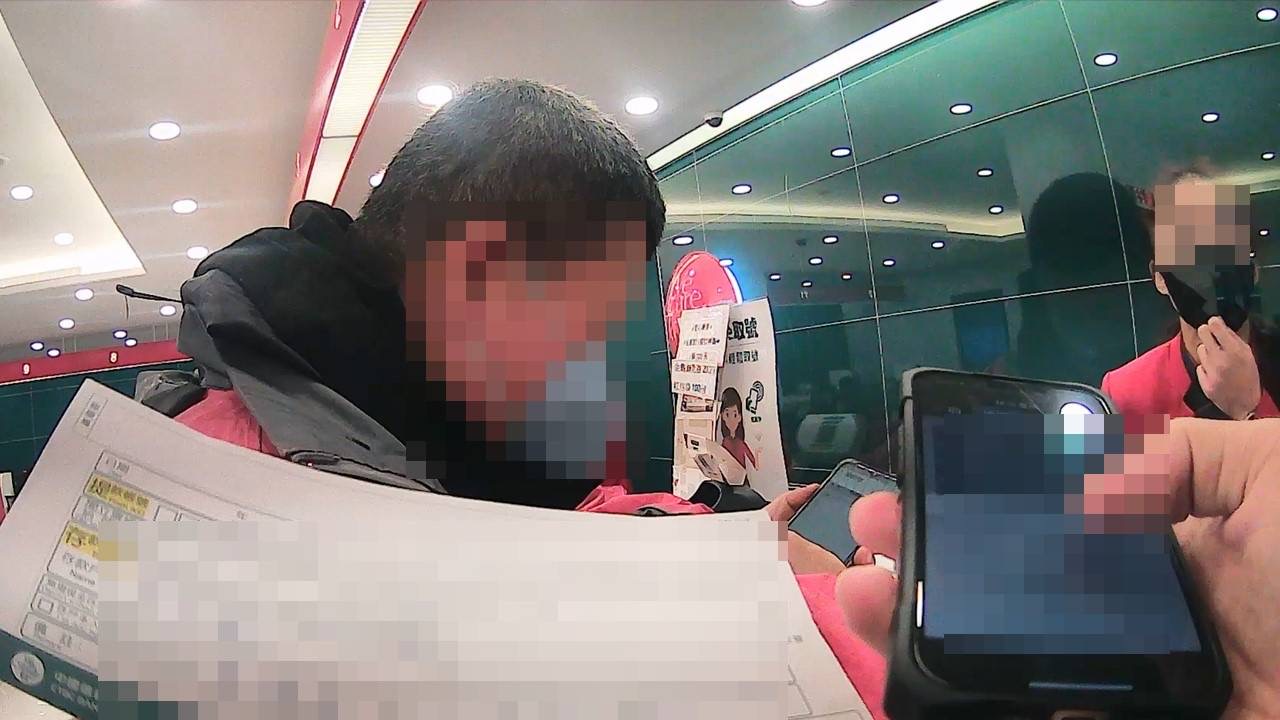 武陵所員警速至金融機構阻民眾匯款免遭詐騙。(記者包克明翻攝)