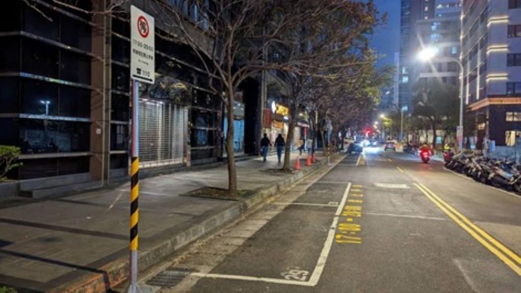 基湖路3巷實施時段性禁止停車管。(記者林金聖翻攝)