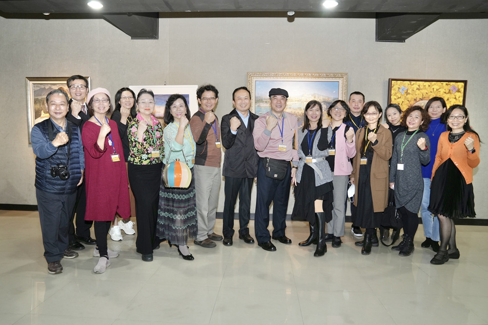 臺灣現代藝術家協會2023聯展合照。(圖/臺灣現代藝術家協會提供)