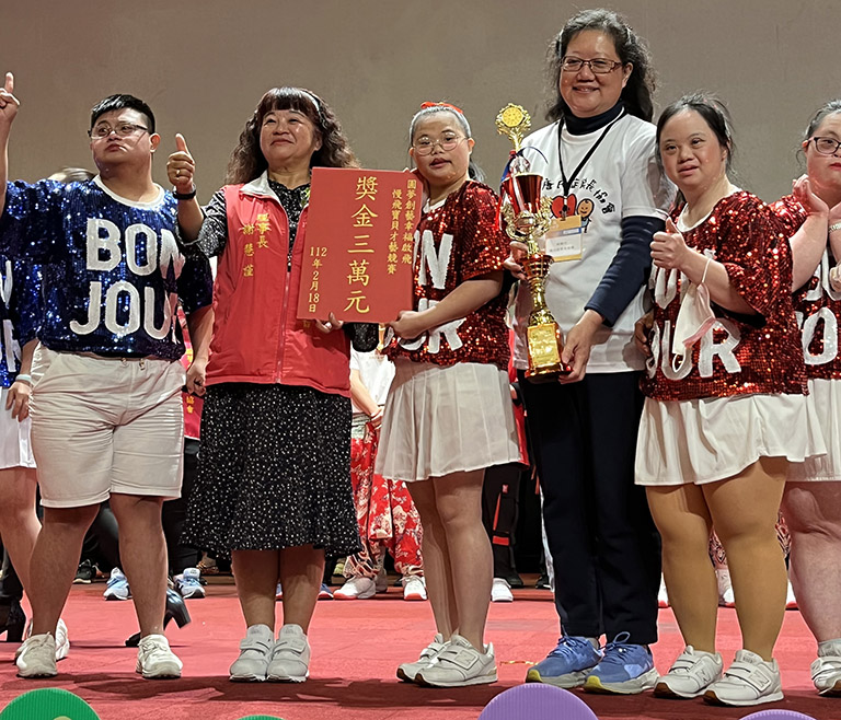 慢飛寶貝才藝競賽獲獎選手接受理事長長謝慧謹(左四)頒獎。(記者范文濱翻攝)