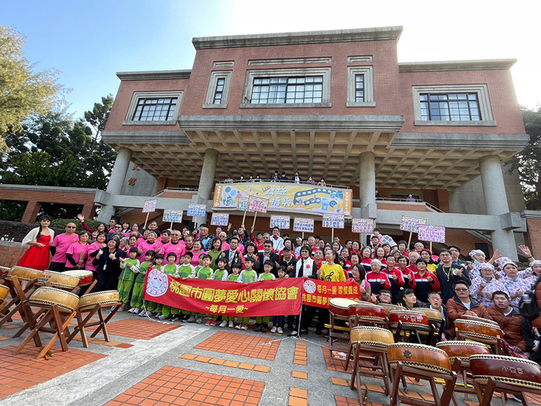 慢飛寶貝才藝競賽全體餐散選手遞合照。(記者范文濱翻攝)