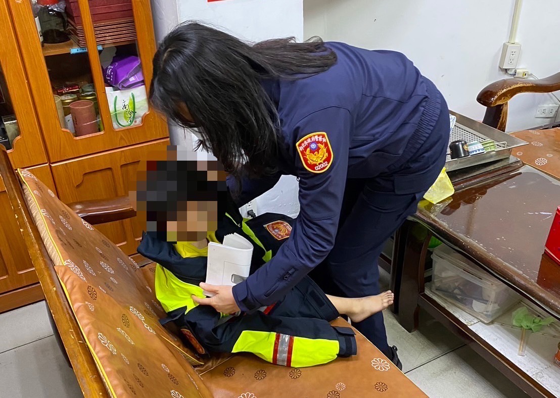 海山分局埔墘所員警將外套給男童保暖。(記者戴昱弘翻攝)