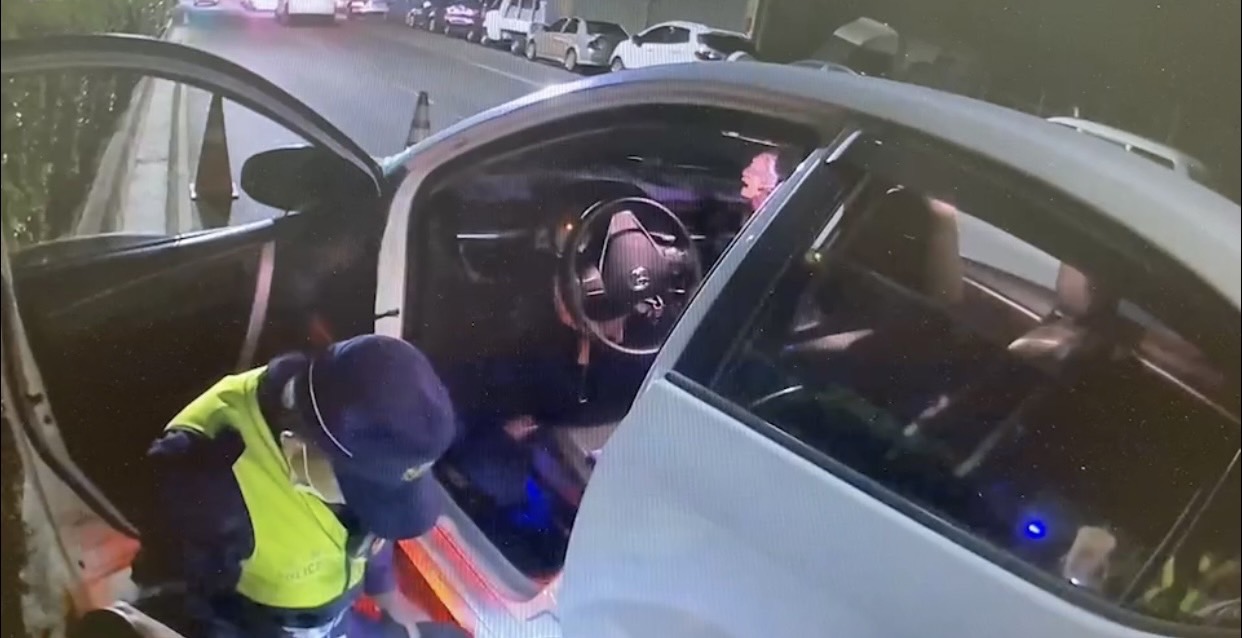 永康警路檢護治安《含笑半步癲》栽跟斗