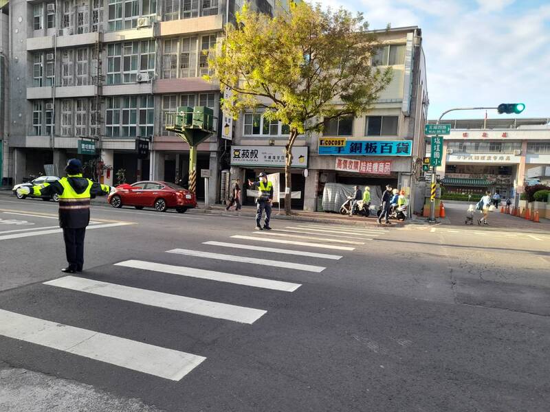 漾新聞|赫見校長站交通導護 校長：以身作則 會站到退休為止