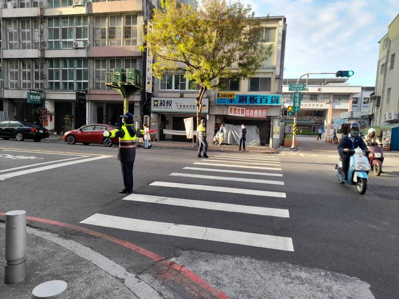 漾新聞|赫見校長站交通導護 校長:以身作則 會站到退休為止