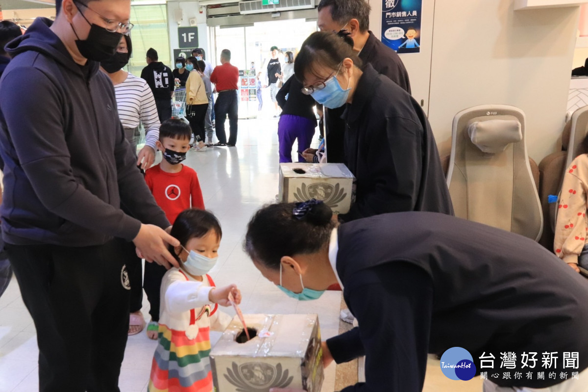 大愛共善馳援土耳其,彰化慈濟志工為愛走上街頭 。圖/慈濟基金會提供