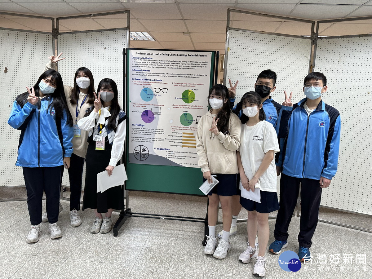 同學報告完畢已成為好朋友。(記者扶小萍攝)