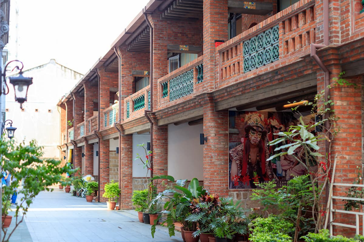 大稻埕商圈如今已成功轉型為迪化街文創商圈,商圈內特色商店林立,為住家環境增添不少度假氛圍。(圖/業者提供)