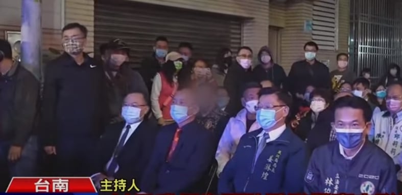 林俊憲(右一)上個月與綽號「豆哥」的王孝瑋(臉部馬賽克者)同場出席點燈活動。翻攝TVBS