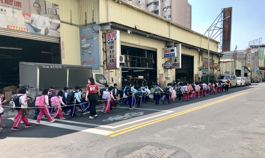 好心酸!50學童拉繩自製「肉體人行道」照片瘋傳 校方:爭取通學步道改善