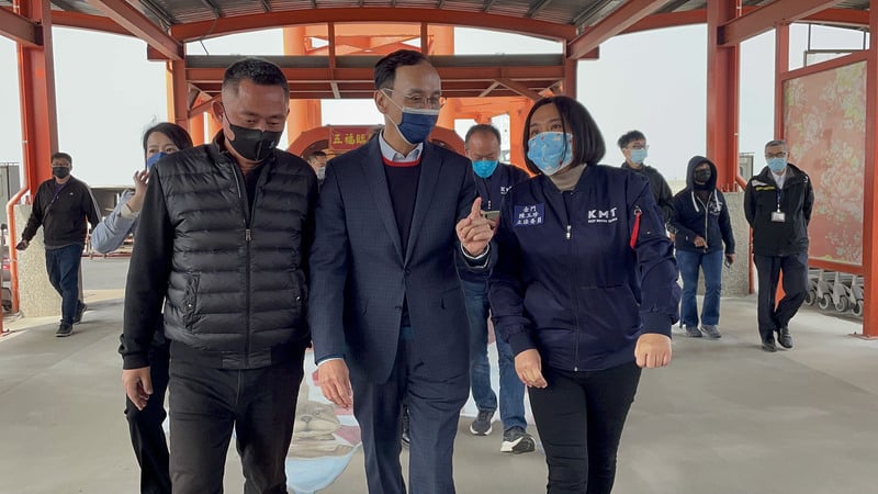 外傳國民黨草擬「大局條款」保障現任立委,國民黨主席朱立倫今澄清,謠言止於智者。圖為朱立倫今參訪金門水頭碼頭。中央社