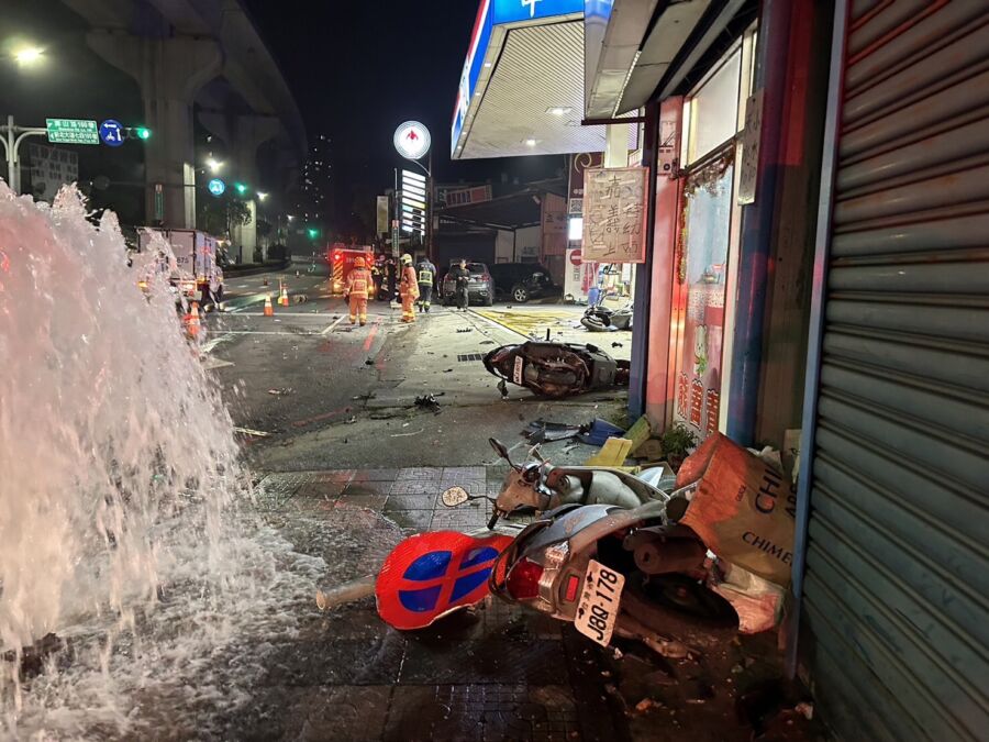 男駕駛休旅車撞爆消防栓
