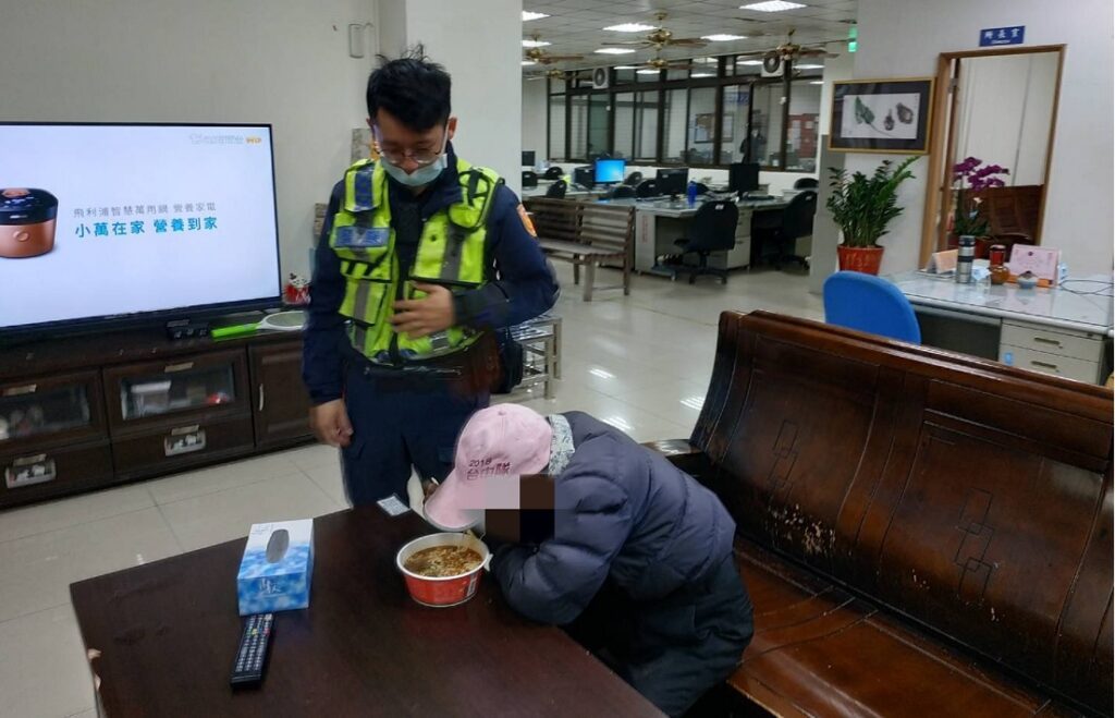 ▲ 寒風中,郭姓老翁迷途走在快車道上,員警趕緊提供熱茶及泡麵 (圖/台中市警察局 提供)