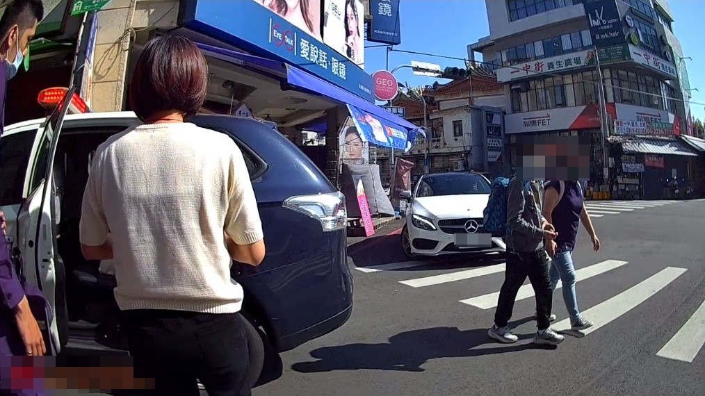 ▲ 員警調閱監視器後鎖定女竊嫌車輛,將美甲完要離開的黃嫌查緝到案 (圖/台中市警察局 提供)