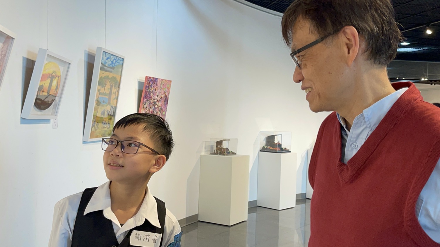 ▲教育局長聆聽展出學生謝淯書導覽作品《獵豹》 。（圖/記者謝榮浤翻攝)