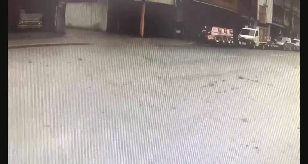 曳引車散落大量泥漿，造成地面積水濕滑