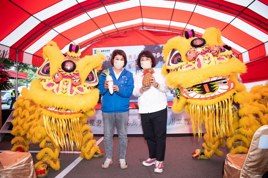 黃敏惠市長與張秀華議員(左)祝福開工大吉