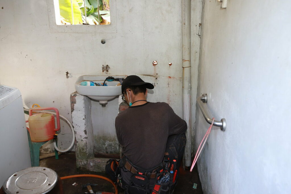 水電師傅裝設冷熱水水龍頭