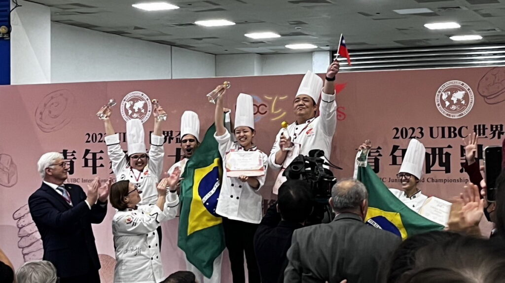 2023UIBC世界盃青年西點大賽由開平餐飲110年班校友林芃儀獲得世界冠軍